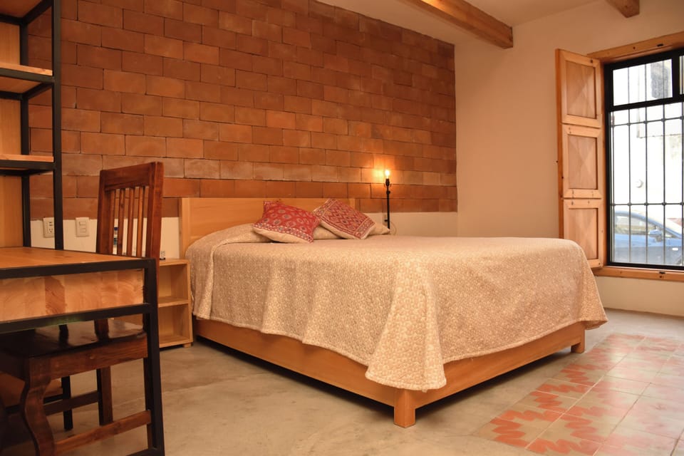Standard Loft | Desk, laptop workspace, WiFi (free)