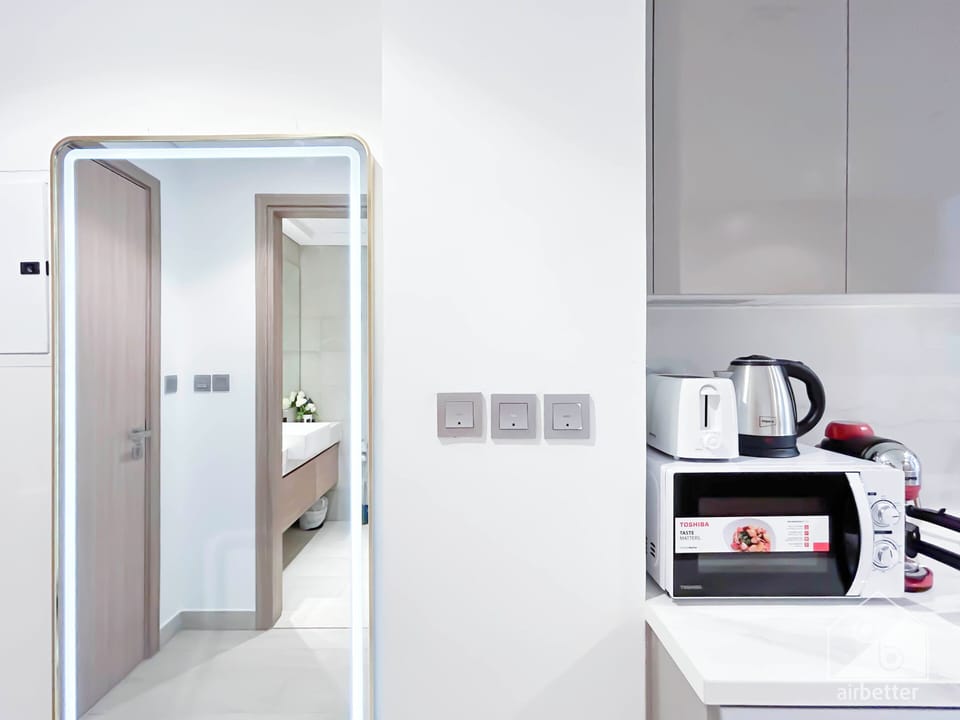 Apartment (0 Bedroom) | Private kitchenette | Microwave, oven, stovetop, electric kettle