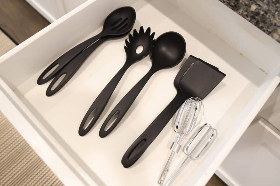 Complete Kitchen Setup: All necessary kitchen accessories are provided, making cooking a breeze for long-term stays. With the convenience of nearby grocery stores like Walmart Supercenter, this home is perfect for extended insurance relocation stays