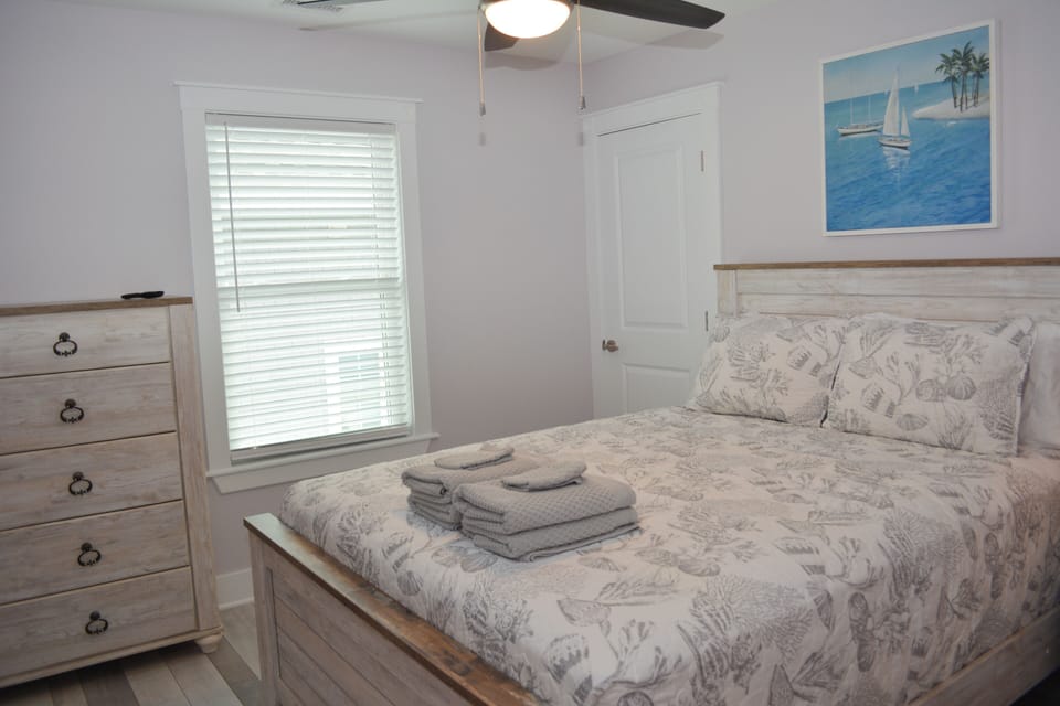Queen Bedroom - Shared Hall Bath