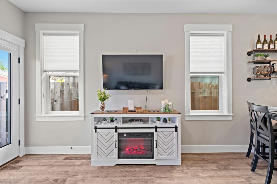 Living Room Fireplace | SmartTV | Fireplace