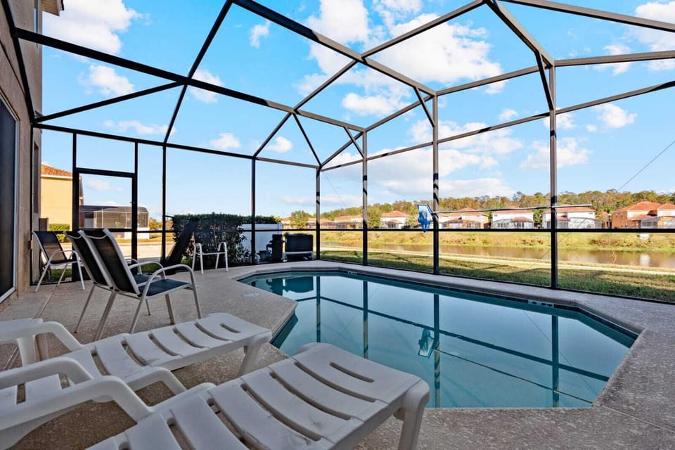 Detalhe da piscina com a vista para o lago.