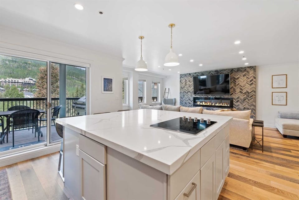 Condo (Luxury 2 Bedroom Condo in the Heart o) | Private kitchen | Cookware/dishes/utensils