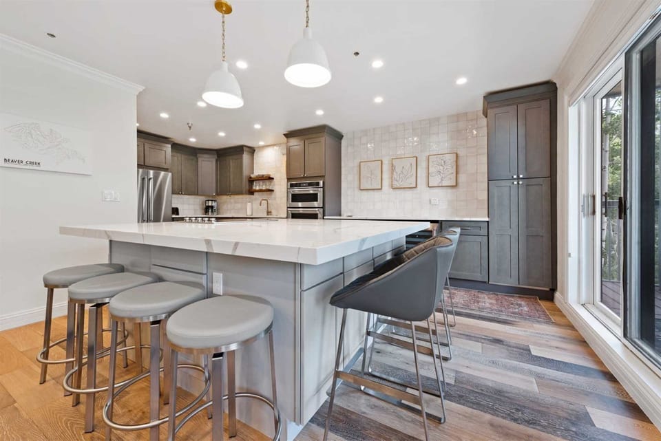 Condo (Luxury 2 Bedroom Condo in the Heart o) | Private kitchen | Cookware/dishes/utensils