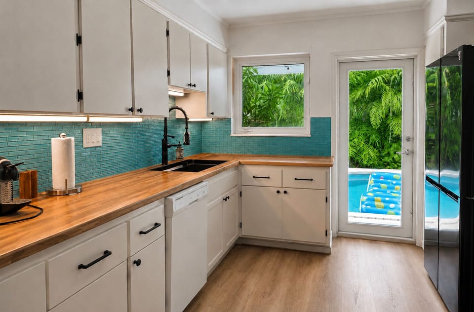Bright Kitchen Steps From The Pool.