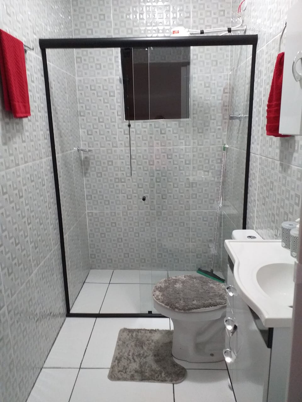Basic Suite | Bathroom | Soap, shampoo, toilet paper