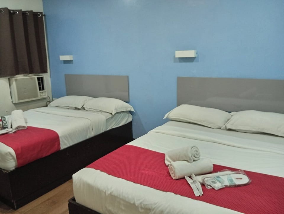 Family Quadruple Room | Desk, laptop workspace, free WiFi