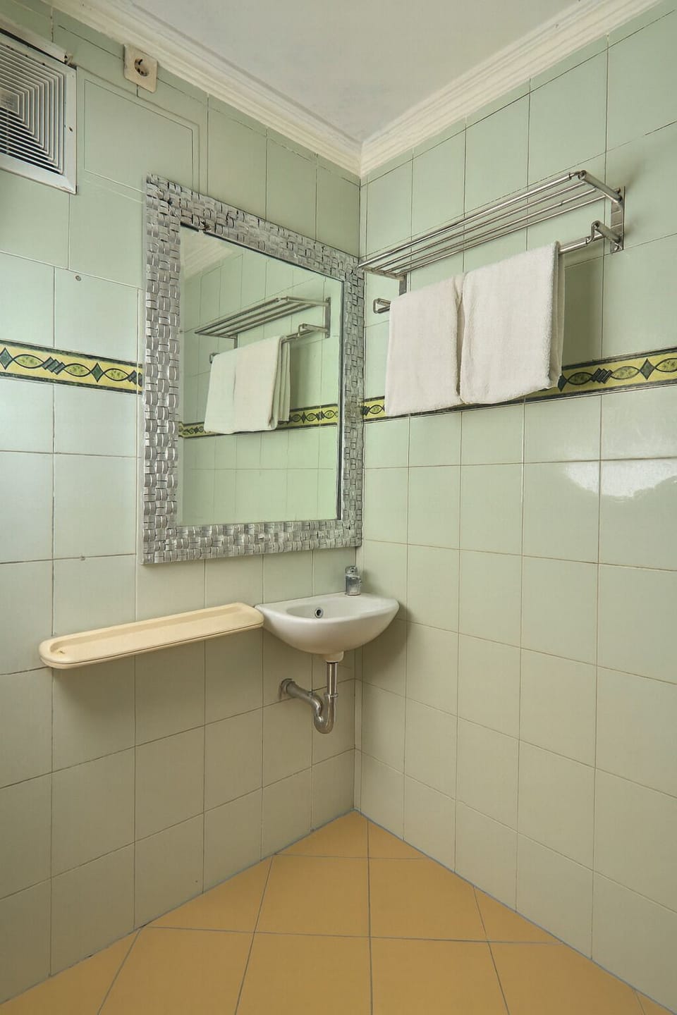 Standard Double Room | Bathroom | Free toiletries, towels