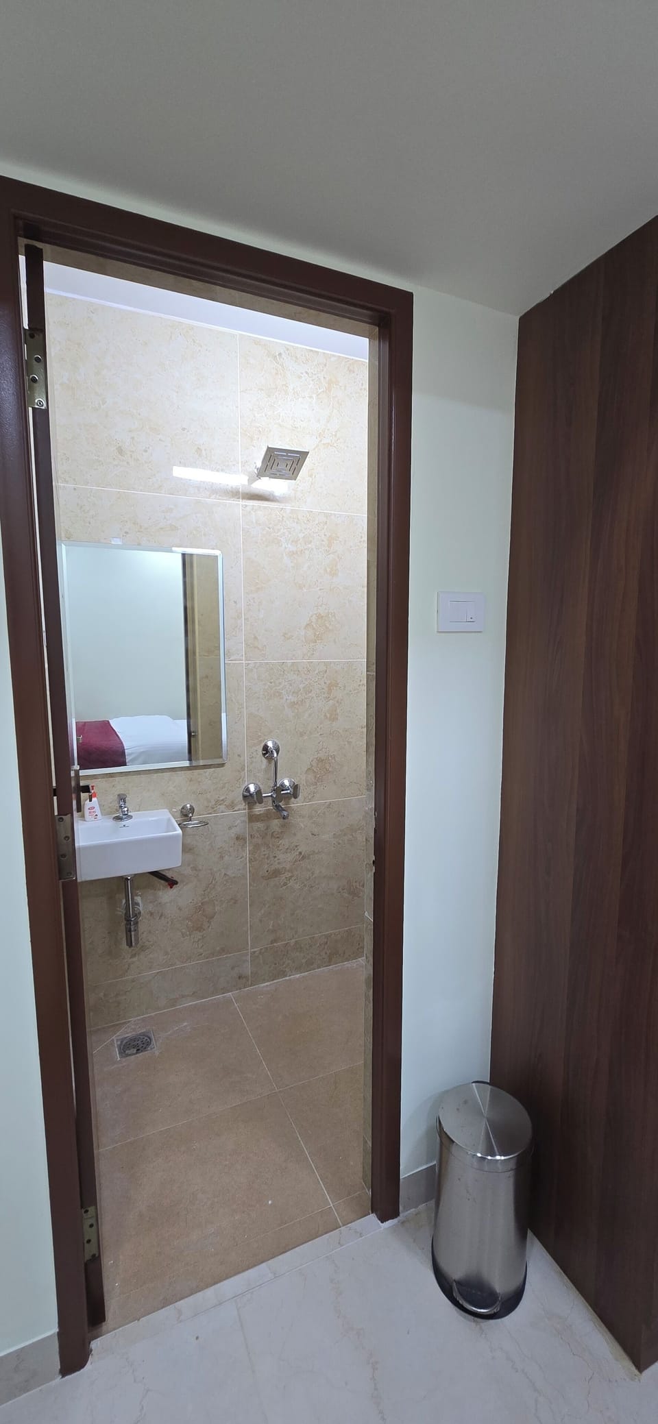 Deluxe Double Room, 1 Queen Bed, Non Smoking | Bathroom | Shower, rainfall showerhead, free toiletries, hair dryer