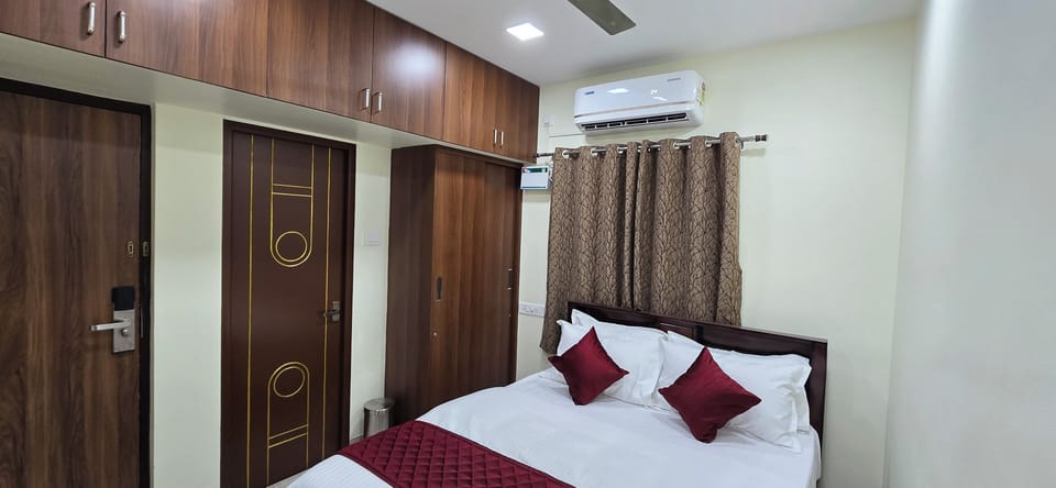 Deluxe Double Room, 1 Queen Bed, Non Smoking | Egyptian cotton sheets, premium bedding, down comforters