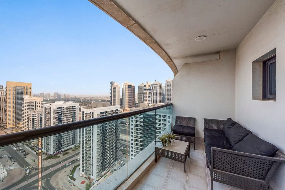 Balcony : Relax with stunning skyline views in your private urban retreat!
