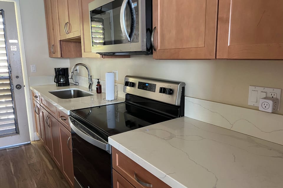 Granite Countertops - Full-Sized Kitchen Appliances