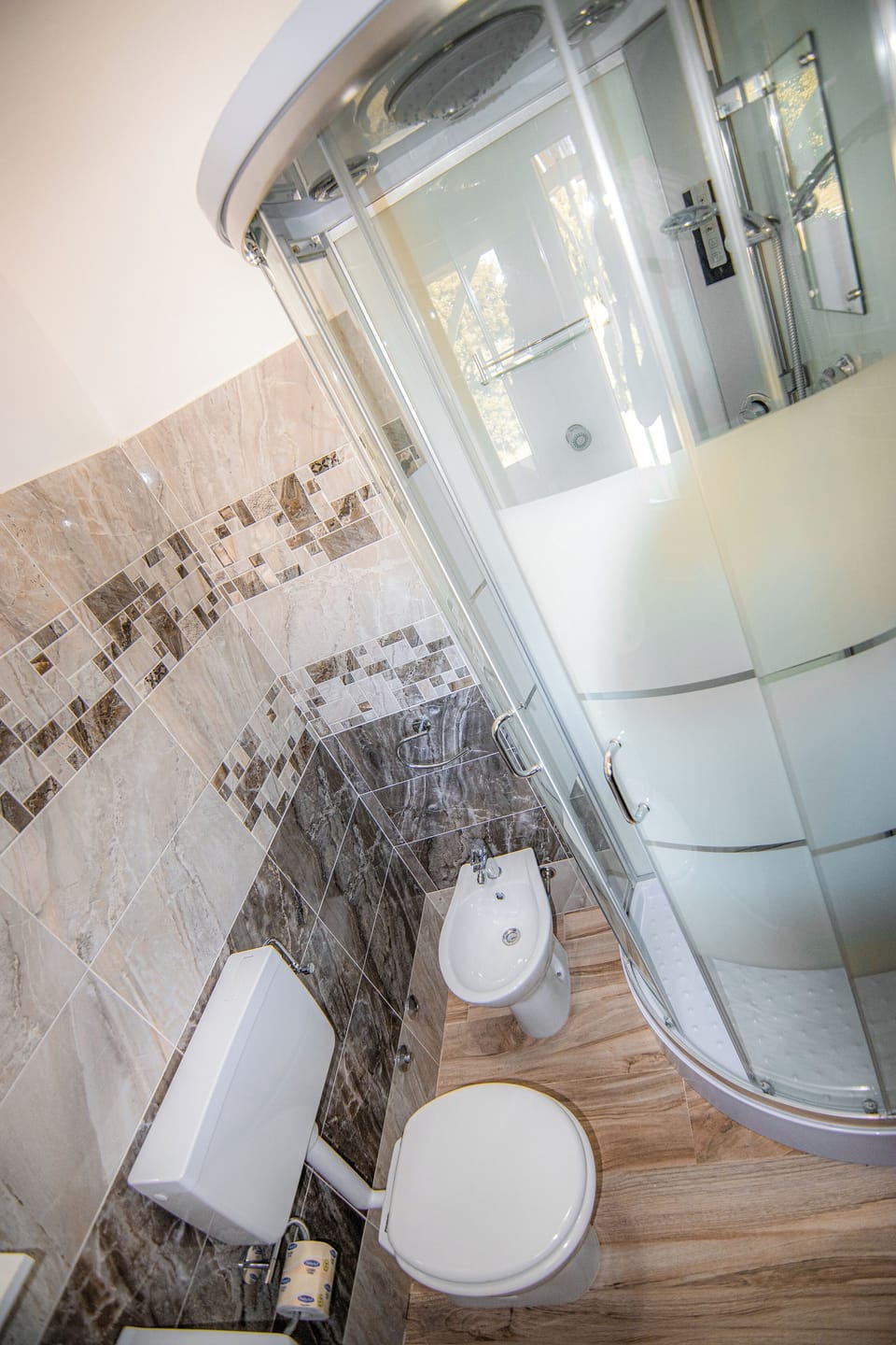 Standard Triple Room | Bathroom | Shower, hair dryer, bidet, towels