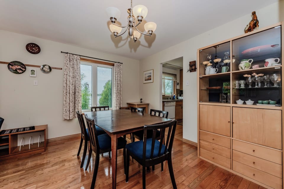 A relaxed dining room with plenty of space to enjoy meals, board games, or morning coffee before heading out to explore the Peninsula.