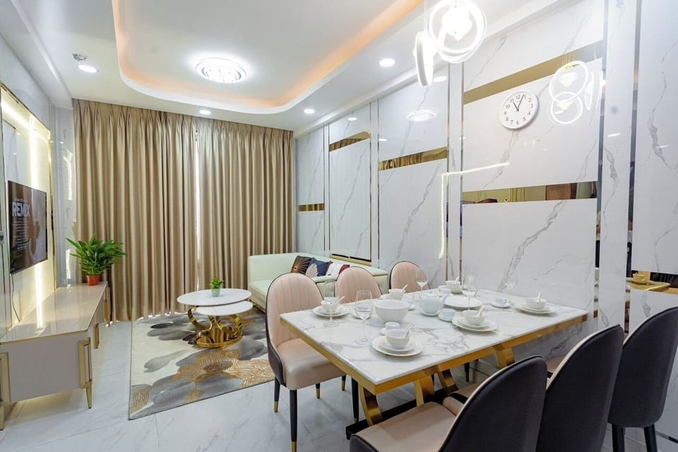 Business Apartment | Living area | Flat-screen TV