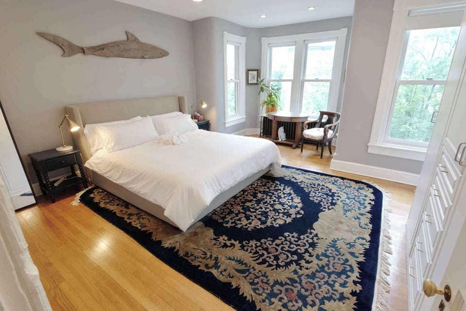 Comfortable King size bed to enjoy a great night of sleep!