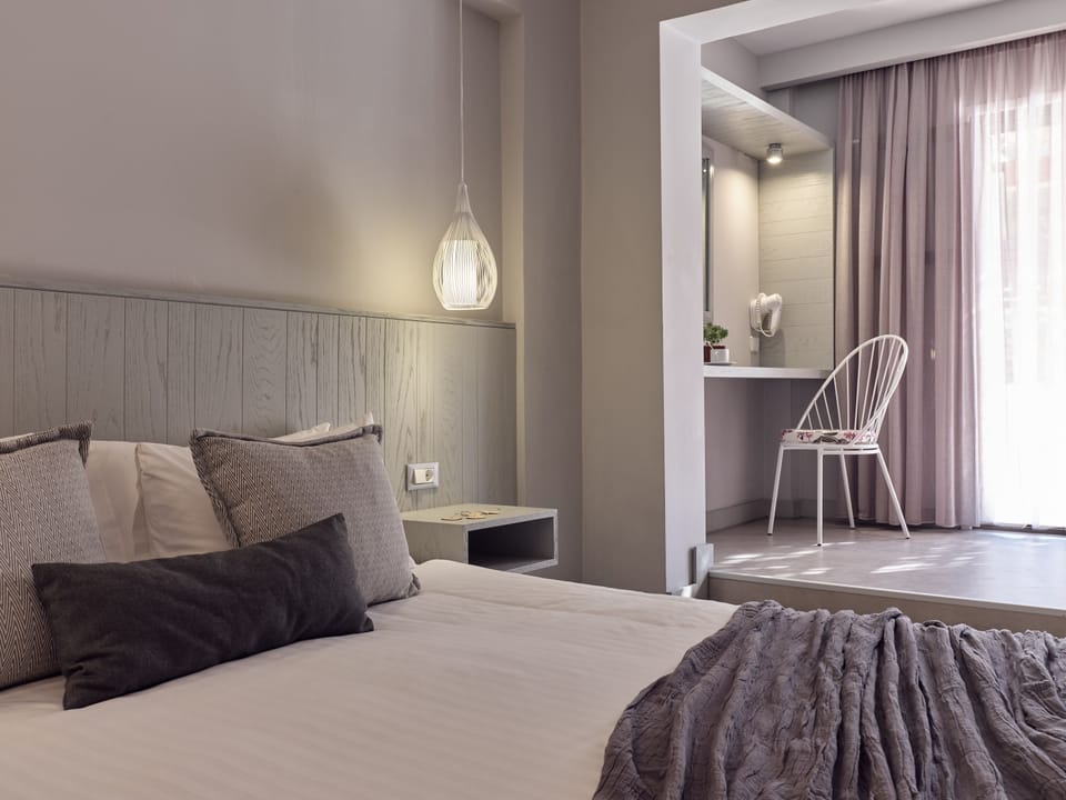 Superior Room (Swim up) | In-room safe, desk, free WiFi, bed sheets