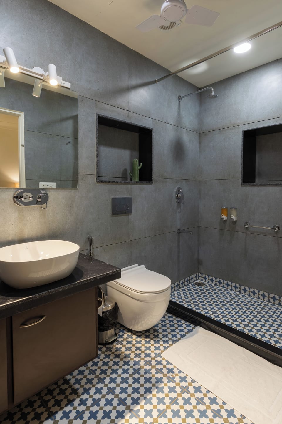 Deluxe Double Room | Bathroom | Shower, rainfall showerhead, eco-friendly toiletries, hair dryer