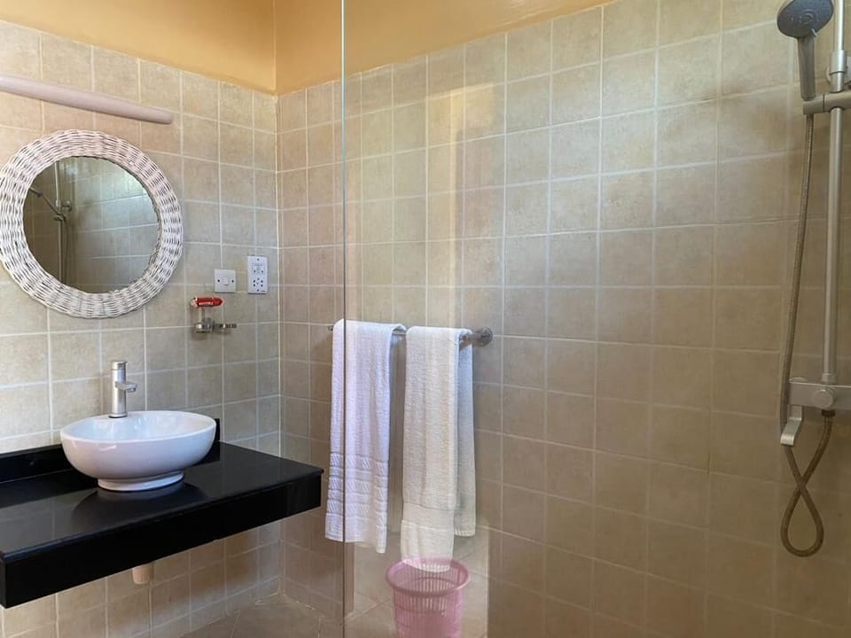 Comfort Double or Twin Room, Garden View | Bathroom