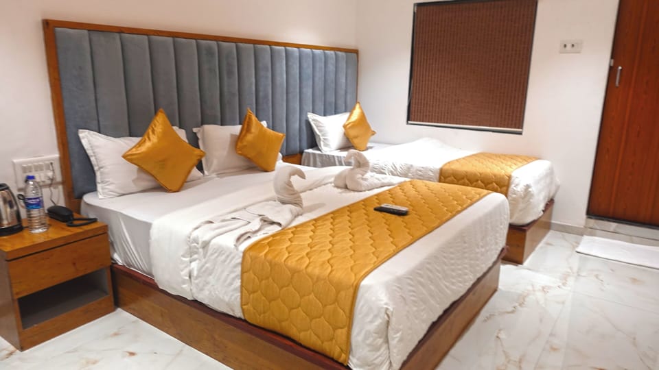 Deluxe Triple Room | Desk, laptop workspace, soundproofing, free WiFi