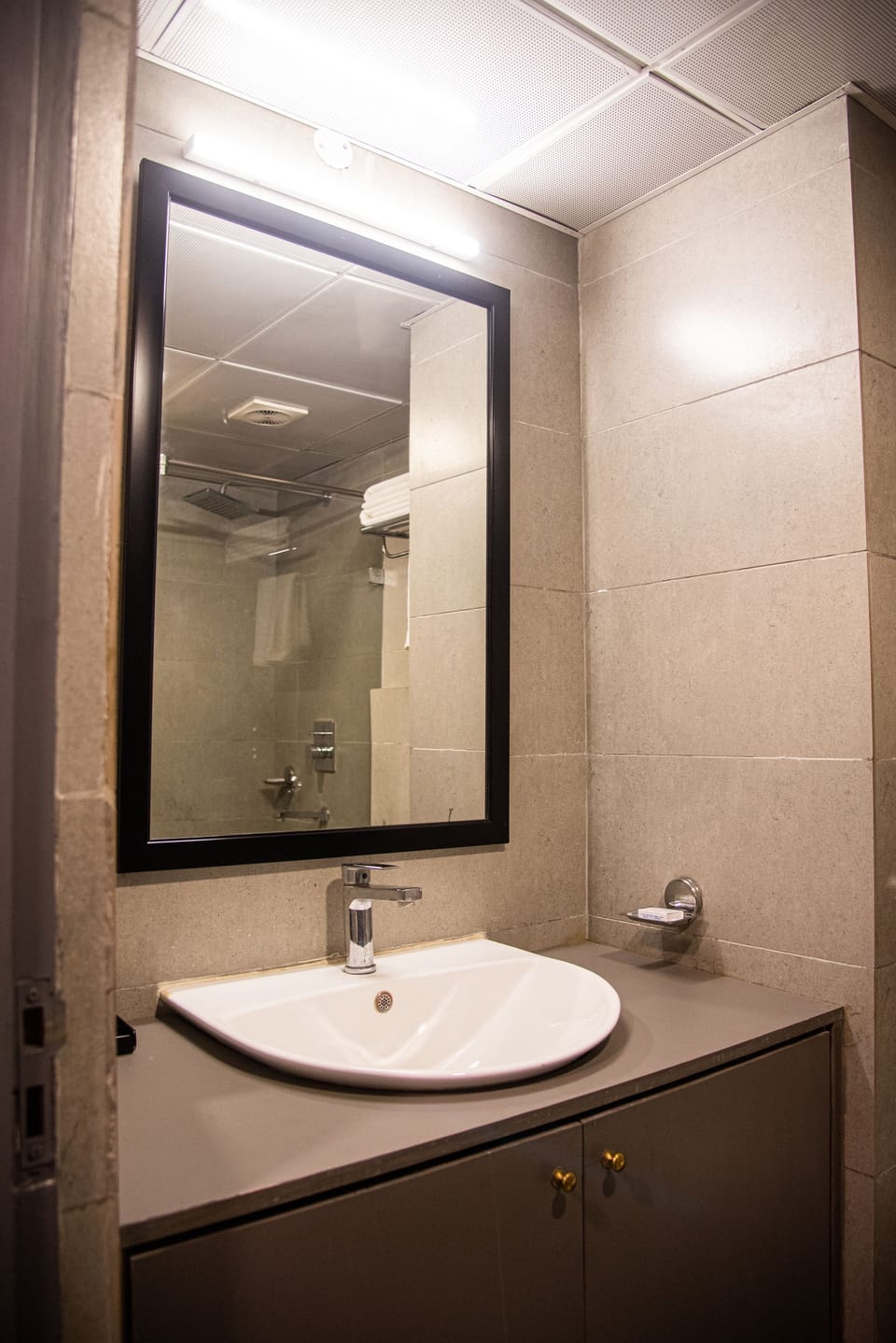 Combined shower/tub, deep soaking tub, free toiletries, hair dryer