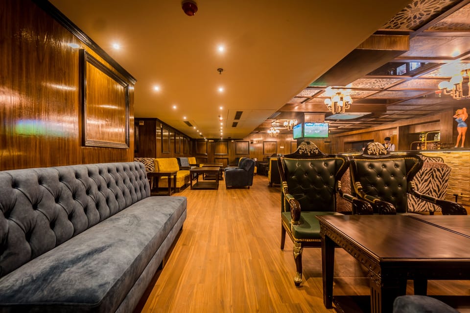 6 restaurants; breakfast, lunch, and dinner served