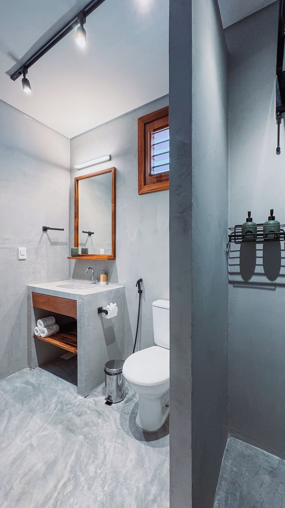 Comfort Suite, Pool View (suite terrea) | Bathroom | Shower, rainfall showerhead, free toiletries, towels