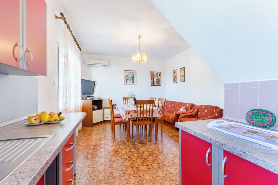 Apartment (Apartment Mia-Three Bedroom Apartment) | Living room | 32-inch flat-screen TV with cable channels