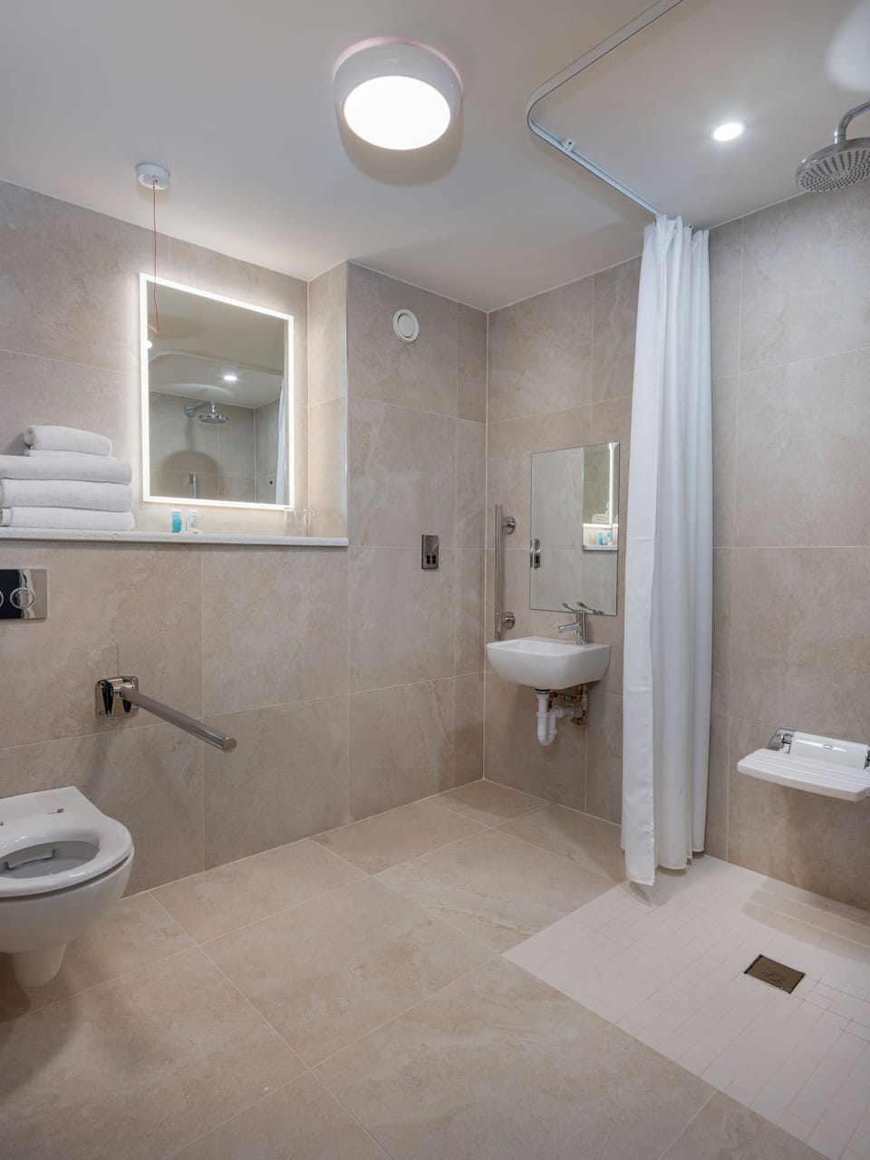 Accessible Twin Room | Bathroom | Shower, towels