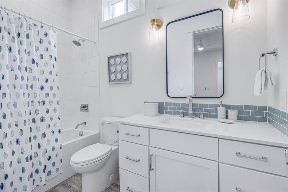 Third King Bathroom, 1st Floor