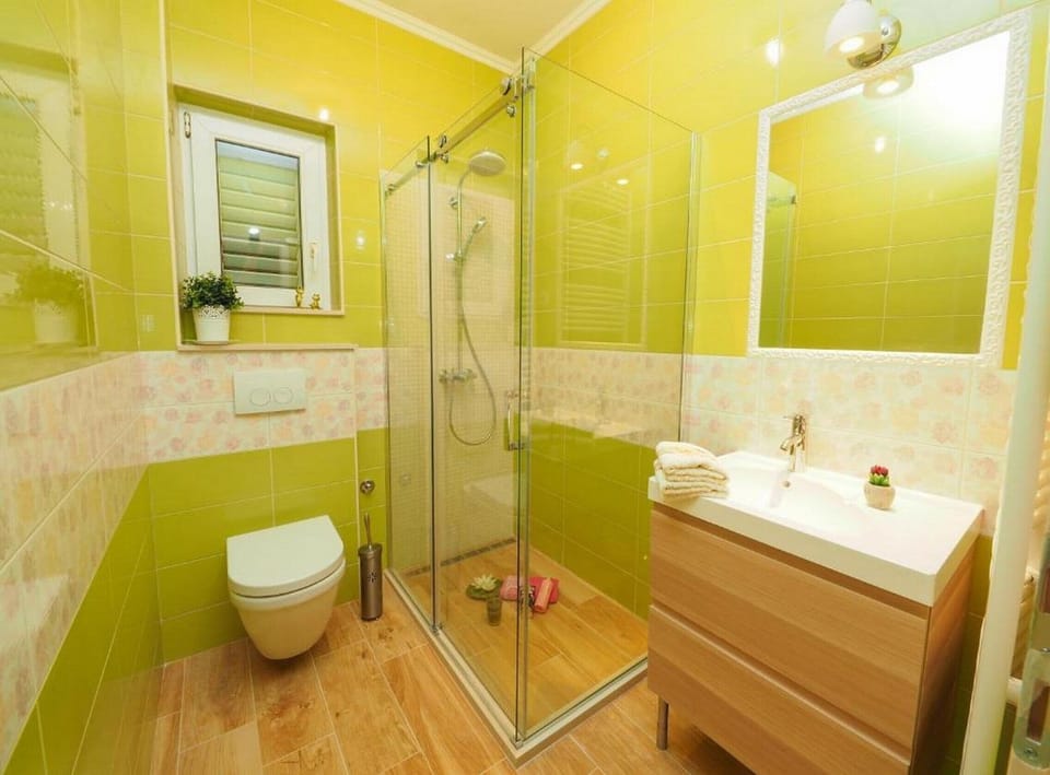 Villa (Four-Bedroom Villa with Terrace and P) | Bathroom | Shower, towels