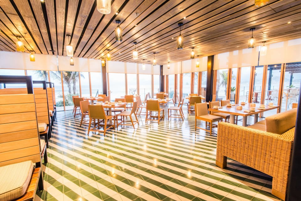 2 restaurants; breakfast, lunch, and dinner served