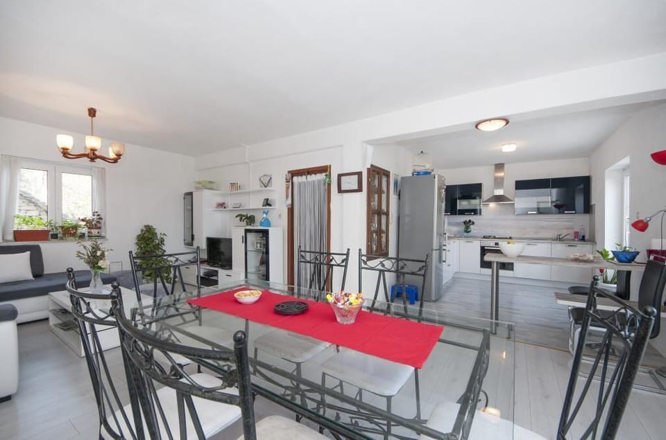 Apartment (Apartment Villa DD - Four Bedroom Apa) | Dining room