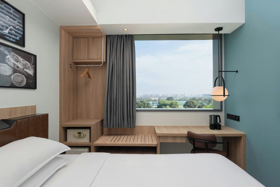 Deluxe Room, 1 Queen Bed | In-room safe, WiFi (free), bed sheets