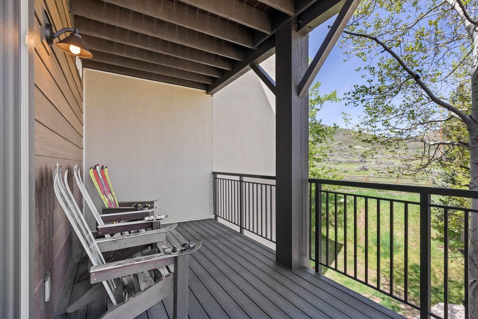 Crestview D208 by Moose Management