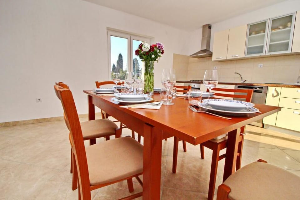 Apartment (Two Bedroom Apartment with Terrace an) | Dining room