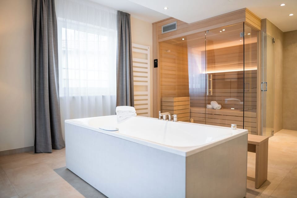 SPA-Suite in der Landresidenz | Bathroom | Hair dryer, bathrobes, slippers, towels