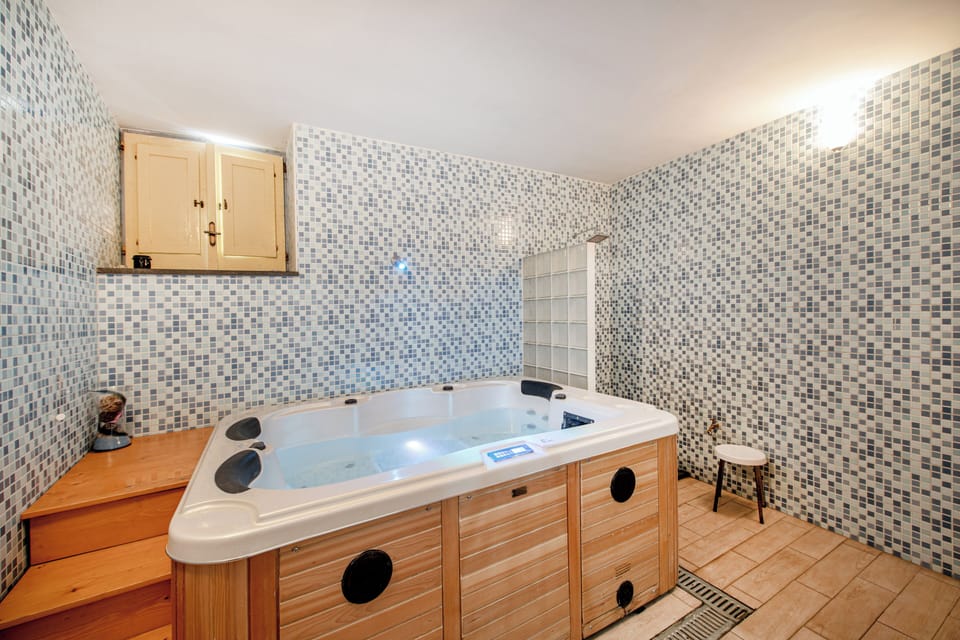 Sauna, hot tub, deep-tissue massages, Swedish massages