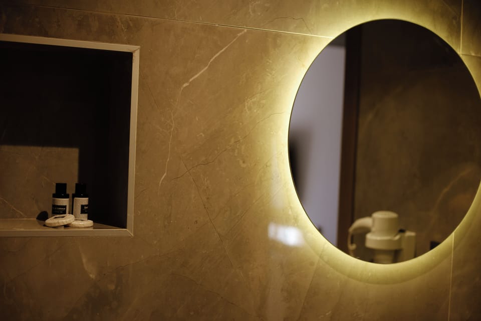 Superior Room, 1 Queen Bed, Courtyard View | Bathroom | Free toiletries, hair dryer, bathrobes, slippers