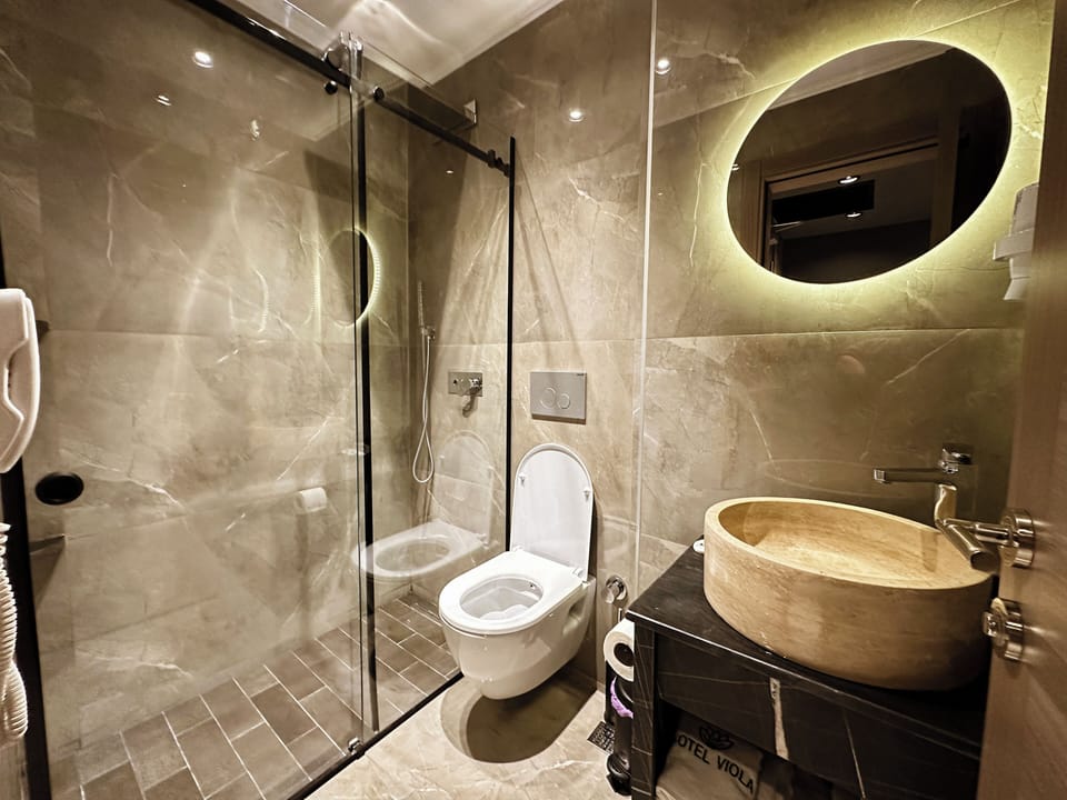 Twin Room | Bathroom | Free toiletries, hair dryer, bathrobes, slippers