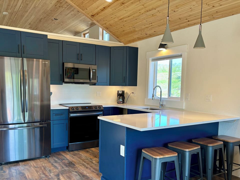 Full size kitchen with peninsula for eating