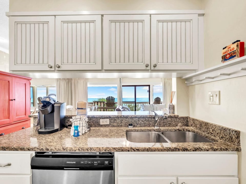 Condo, Multiple Beds (Latitude 29 #36) | Private kitchen | Oven, toaster
