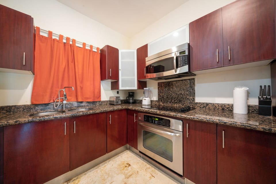 Deluxe Apartment, Balcony, Beach View | Private kitchen | Toaster