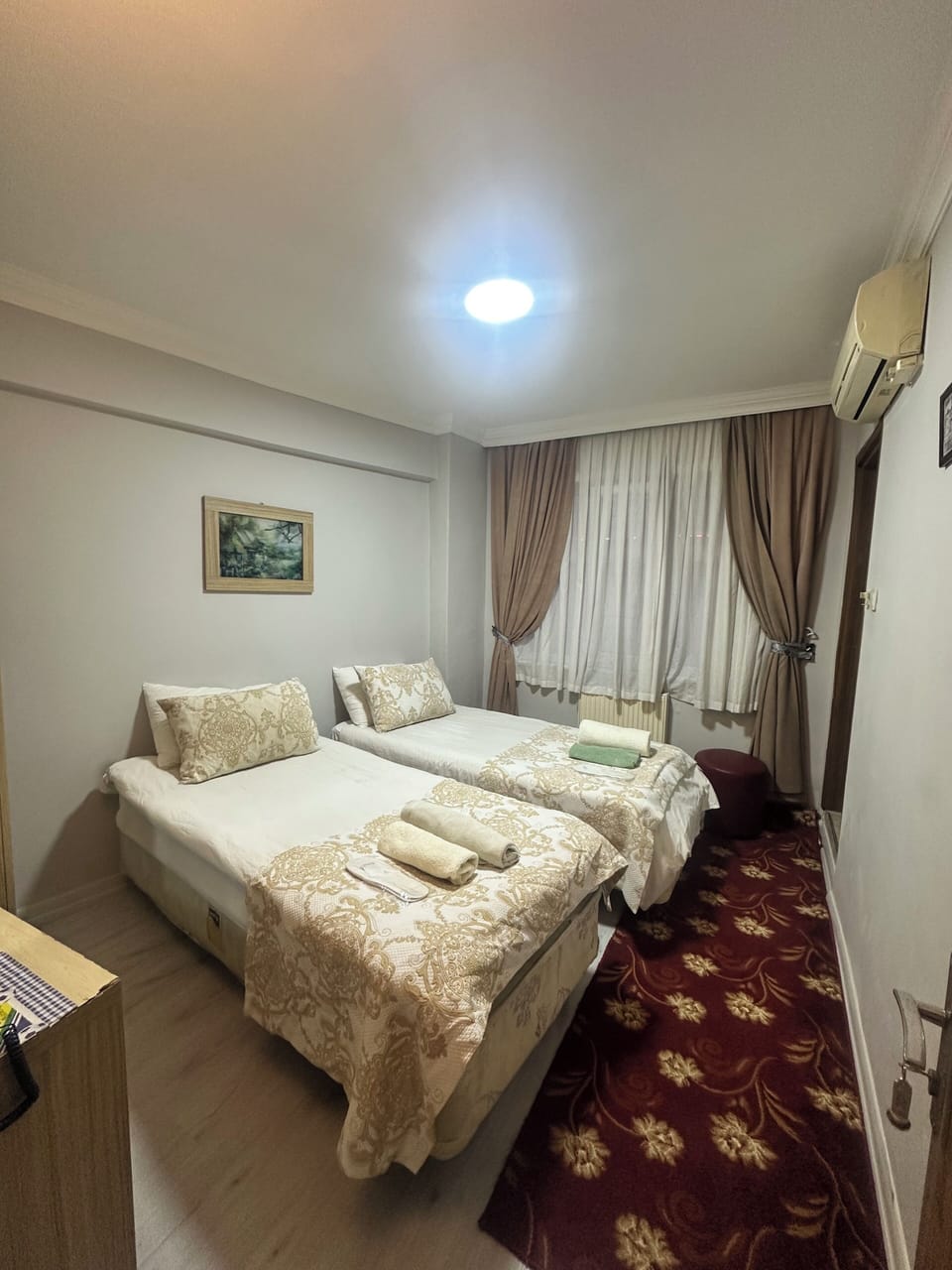 Classic Twin Room | Minibar, laptop workspace, blackout drapes, soundproofing