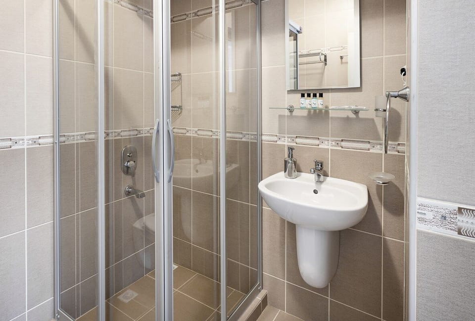 Deluxe Double Room, Sea View | Bathroom | Shower, hair dryer, towels, toilet paper