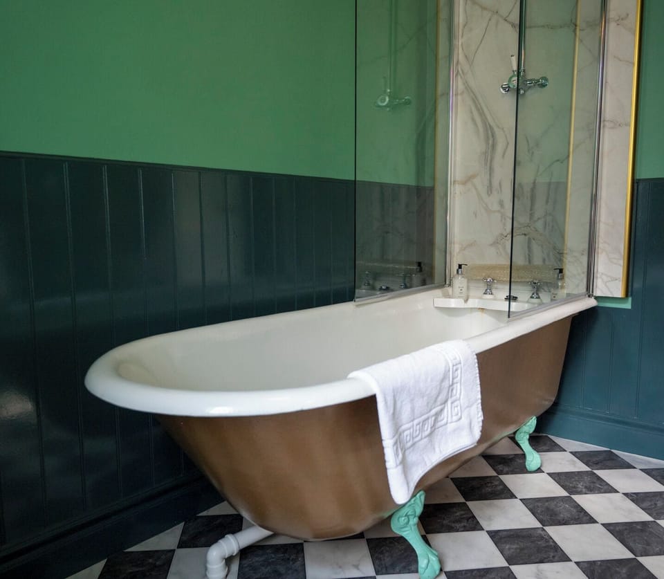 Superior Double Room | Bathroom | Shower, free toiletries, hair dryer, towels