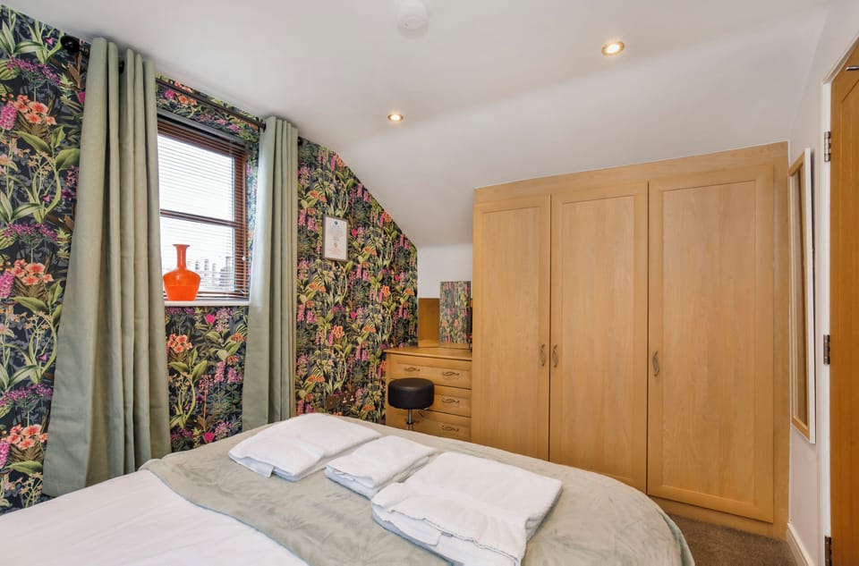 No4 (Large 1 Bedroom Apartment - Second Floor) | Individually decorated, individually furnished, iron/ironing board