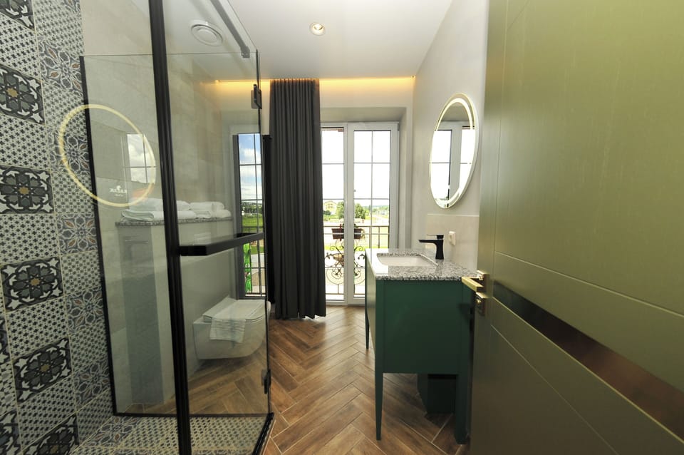 Superior Double Room | Bathroom | Shower, free toiletries, hair dryer, slippers