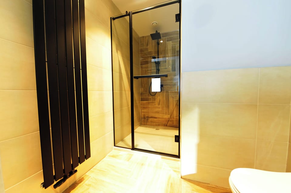 Loft | Bathroom | Shower, free toiletries, hair dryer, slippers