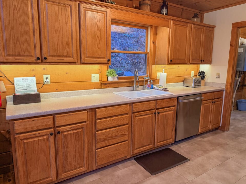 Labeled cabinets and drawers help you feel right at home and creates ease in navigating the kitchen.